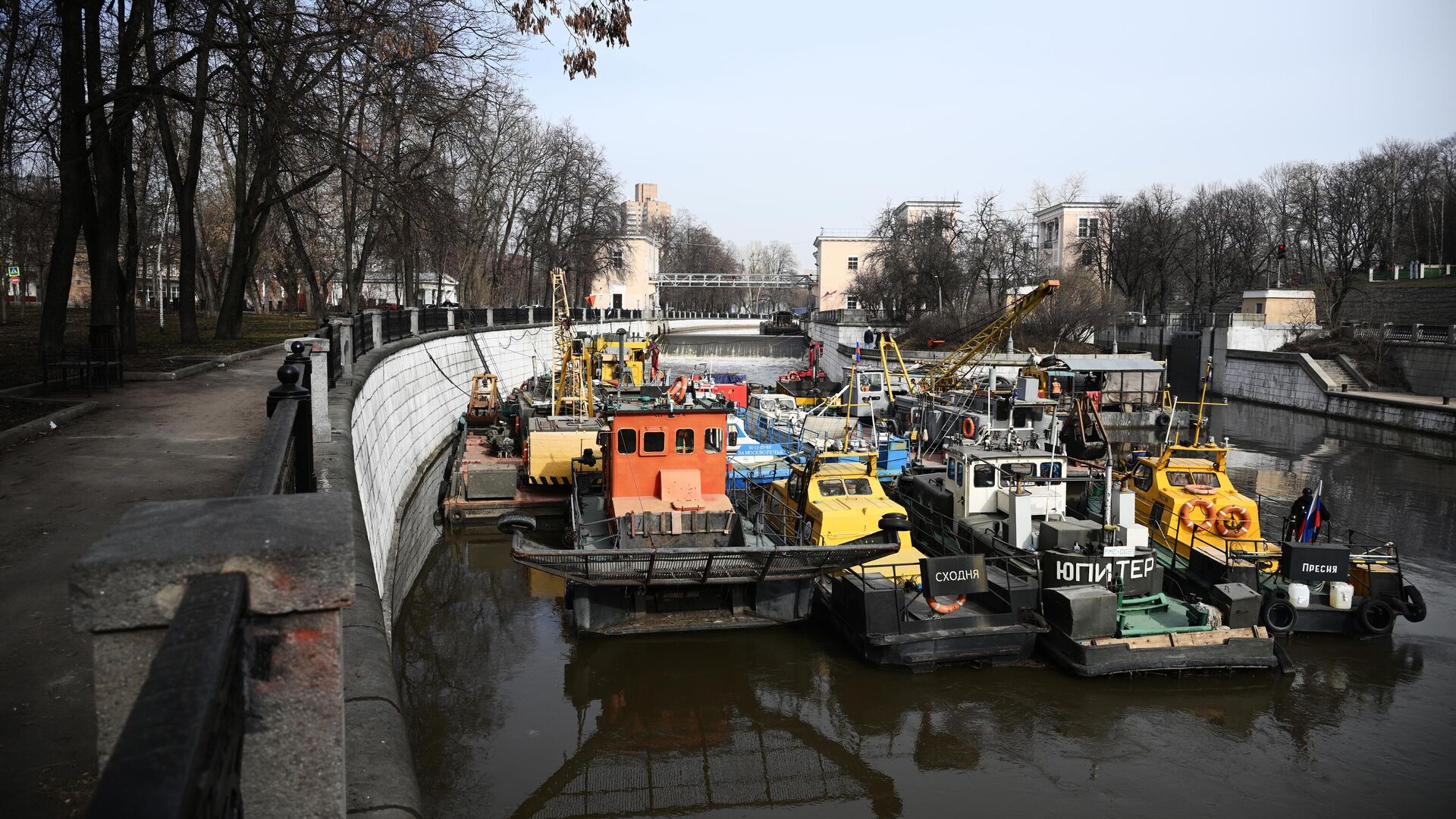 Работы по подготовке коммунального флота к навигации  - РИА Новости, 1920, 02.04.2024