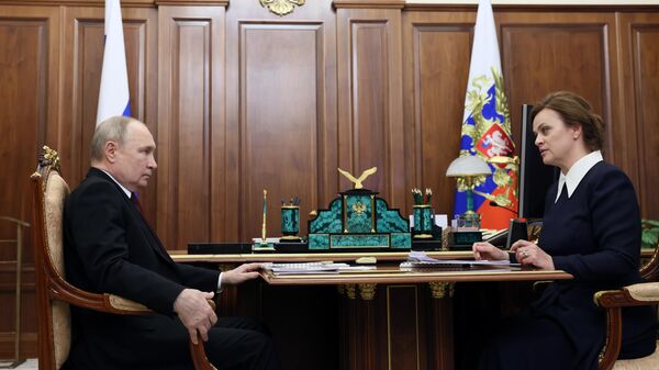 Владимир Путин и глава Госфонда поддержки участников СВО Защитники Отечества Анна Цивилёва во время встречи