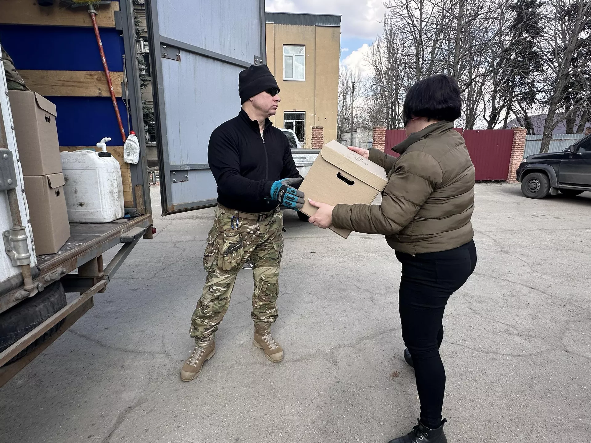 Жительница Розовки получает продуктовый набор Жительница Розовки получает продуктовый набор