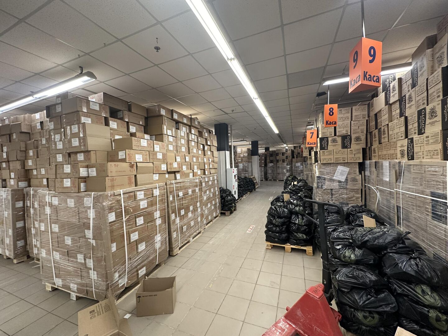 Ящики с гуманитаркой в мелитопольском гуманитарном центре