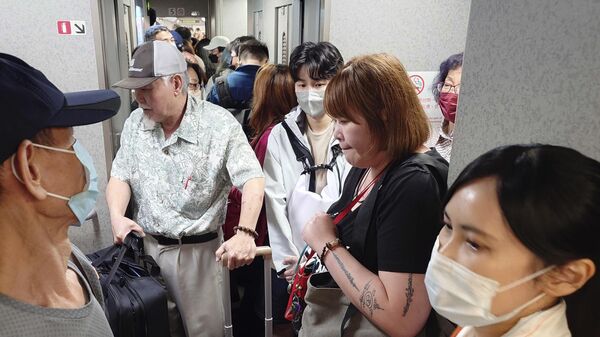 Пассажиры уезжают на поезде из района земле трясения на Тайване. 3 апреля 2024