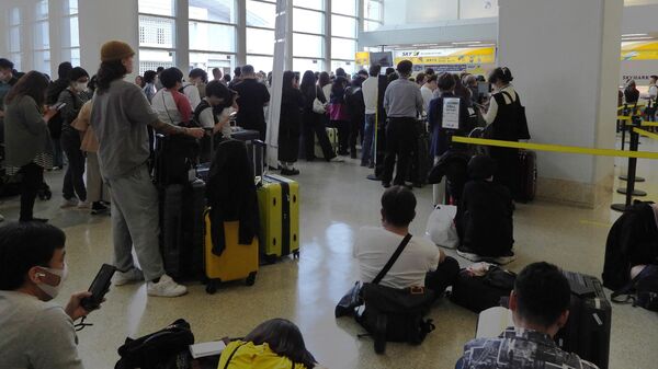 В аэропорту Наха, префектура Окинава в Японии, эвакуируются в связи с угрозой цунами. 3 апреля 2024