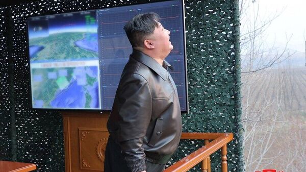 Ким Чен Ын во время пуска новой северокорейской баллистической ракеты Хвасонпхо-16Б