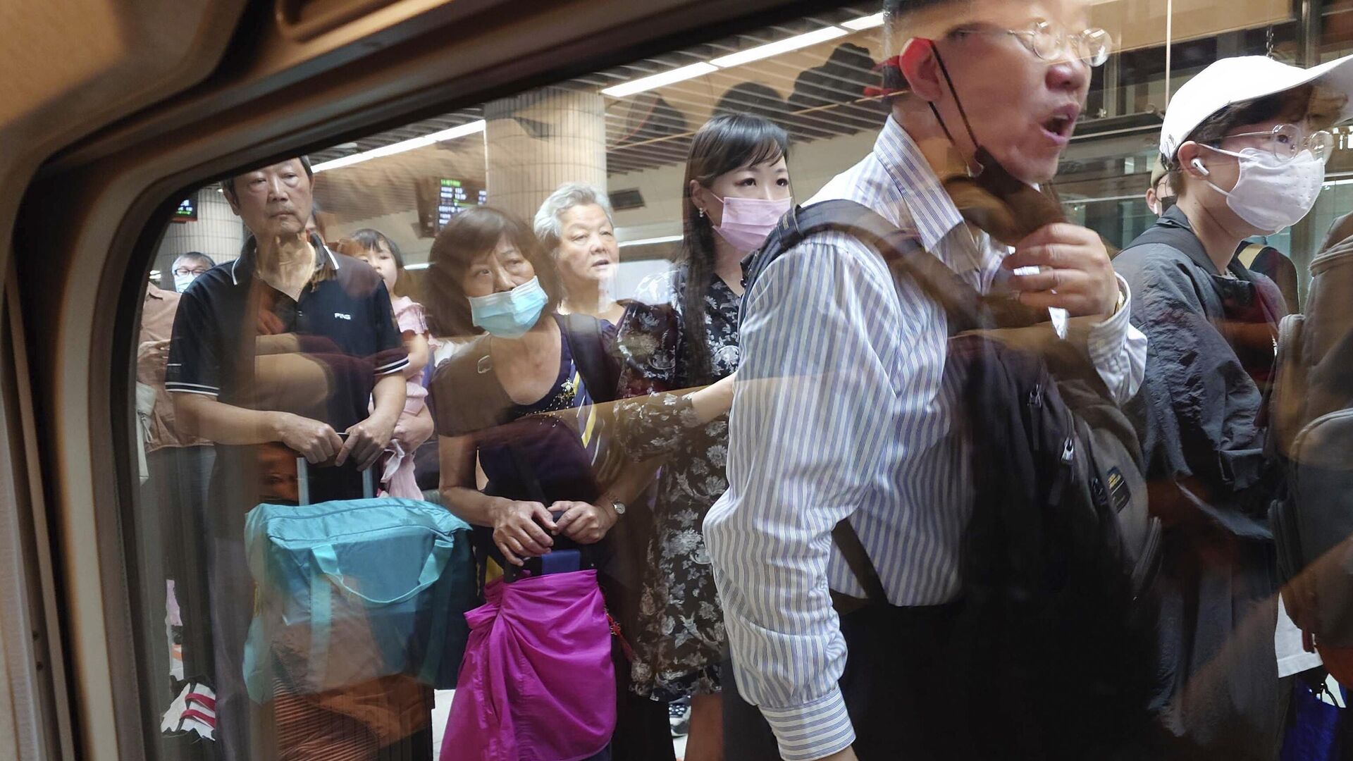 Пассажиры уезжают на поезде из района земле трясения на Тайване. 3 апреля 2024 - РИА Новости, 1920, 03.04.2024
