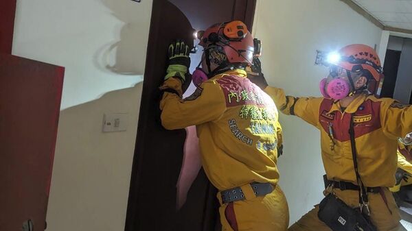 Члены поисково-спасательной команды ищут жертв внутри наклонившегося здания после землетрясения в Хуаляне, восточный Тайвань. 3 апреля 2024
