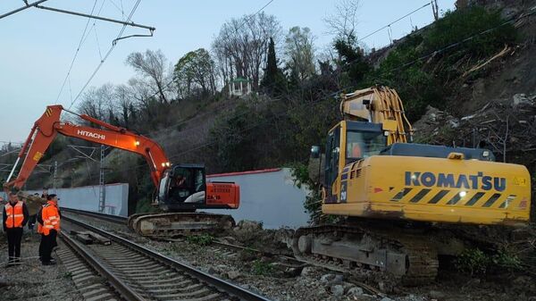 Движение поездов на участке Дагомыс-Сочи нарушено из-за схода грунта и обрушения стены на ж/д пути. 3 апреля 2024