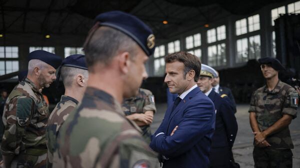 Президент Франции Эммануэль Макрон во время встречи с французскими военными