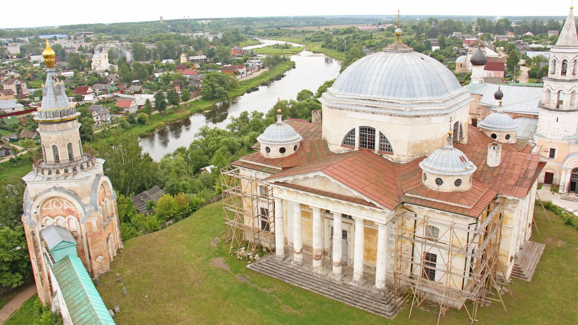 Вид на храм в Торжке - РИА Новости, 1920, 06.04.2024