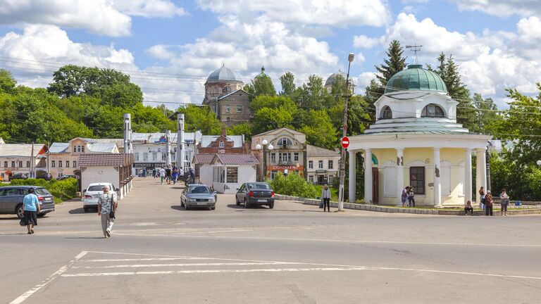 Крестовоздвиженская часовня и мост через реку Тверца на площади 9 января в Торжке