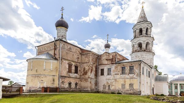 Борисоглебский собор и Введенская церковь с колокольней на территории старейшего православного Борисоглебского монастыря в Торжке