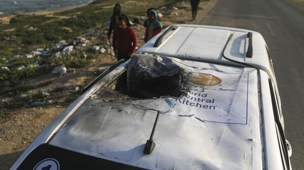 Автомобиль некоммерческой организации Всемирная центральная кухня после израильского удара в Дейр-эль-Балахе, сектор Газа. 2 апреля 2024
