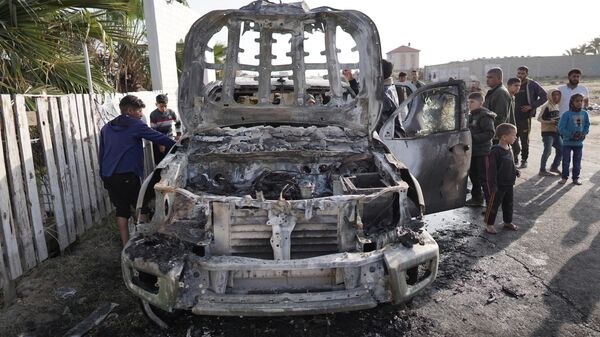 Автомобиль некоммерческой организации Всемирная центральная кухня после израильского удара в Дейр-эль-Балахе, сектор Газа. 2 апреля 2024