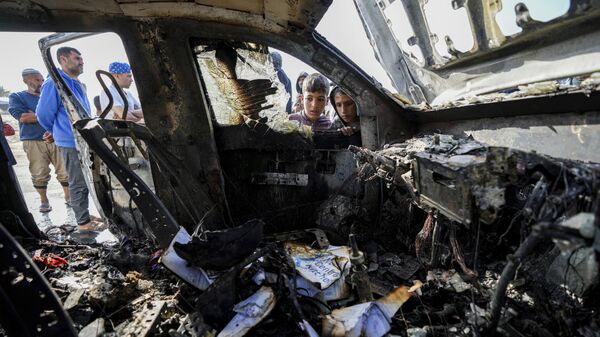 Автомобиль некоммерческой организации Всемирная центральная кухня после израильского удара в Дейр-эль-Балахе, сектор Газа