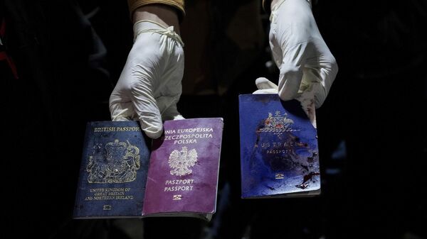 Британский, польский и австралийский паспорта после израильского авиаудара по автомобилям некоммерческой организации Всемирная центральная кухня  в Дейр-эль-Балахе, сектор Газа