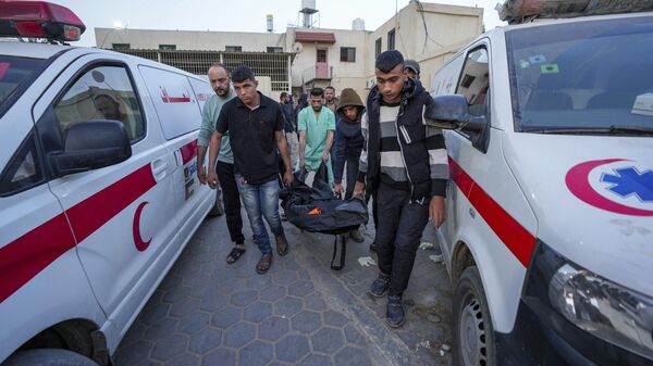 Транспортировка тела погибшего сотрудника некоммерческой организации Всемирная центральная кухня в Дейр-эль-Балахе, сектор Газа. 2 апреля 2024