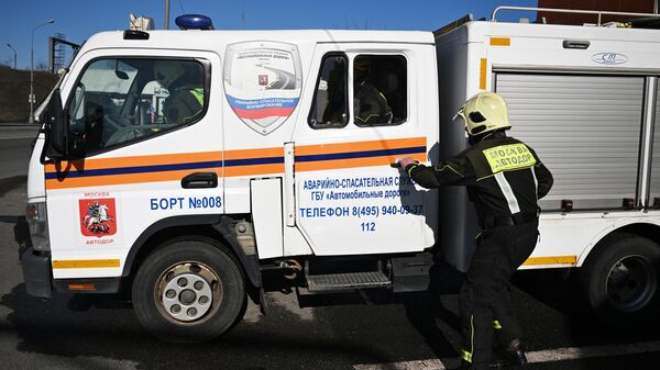 Бригада аварийно-спасательного формирования готовится к дежурному выезду с базы в Москве