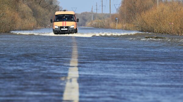 Автомобиль сотрудников ГКУ МО Мособлпожспас на подтопленной дороге в Луховицком районе Московской области