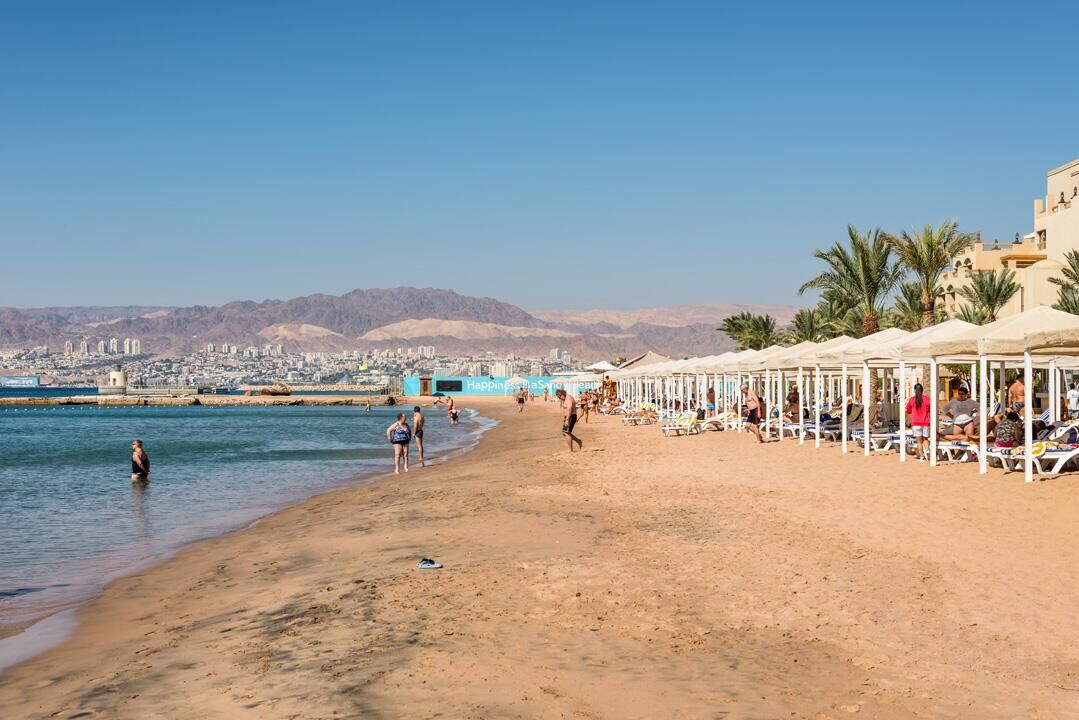 Люди на пляже на берегу Красного моря в заливе Акаба в отеле InterContinental Aqaba в Акабе - РИА Новости, 1920, 08.04.2024