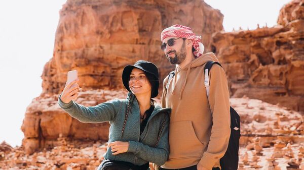 Молодая пара в красной пустыне в Иордании