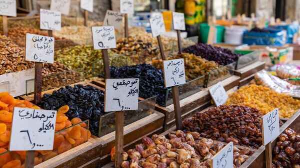 Магазин специй, орехов и сладостей на рынке в центре Аммана