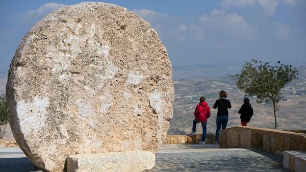Камень закрытия пещеры на Иорданском нагорье
