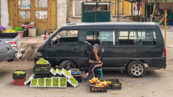 Уличный торговец  на шоссе в городе Табкет Фахель в Иордании