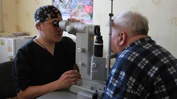 Якутские офтальмологи начали лечить жителей подшефного Докучаевска