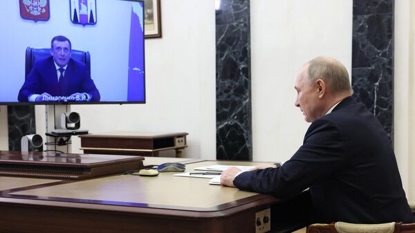 Президент РФ Владимир Путин во время встречи в режиме видеоконференции с губернатором Сахалинской области Валерием Лимаренко