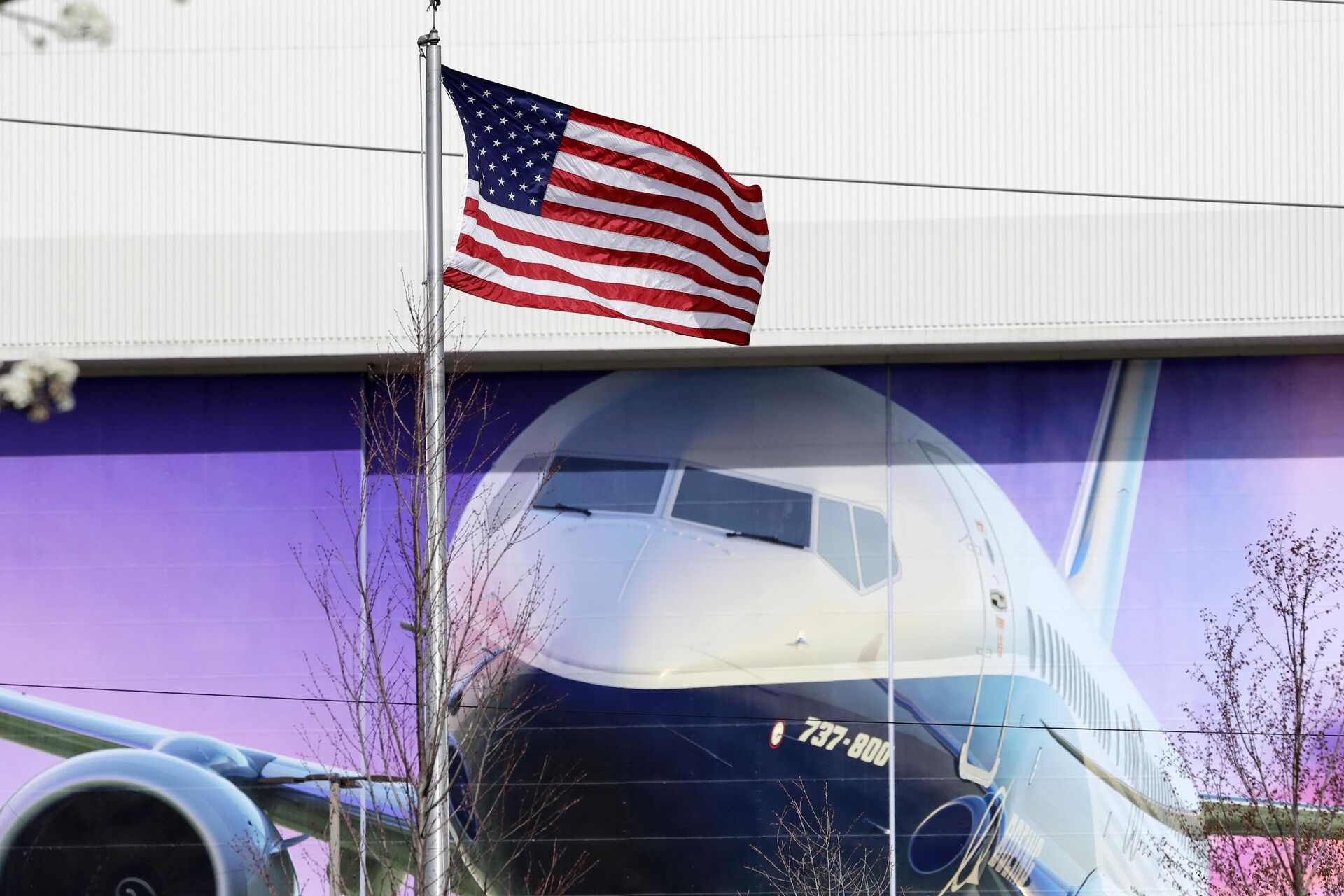 Американский флаг перед заводом по производству самолетов Boeing Американский флаг перед заводом по производству самолетов Boeing - РИА Новости, 1920, 21.04.2025