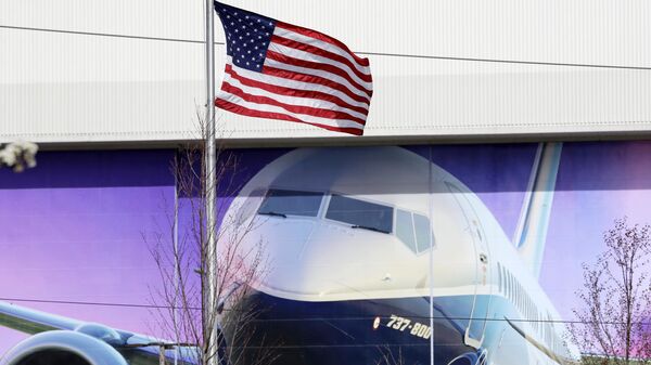 Американский флаг перед заводом по производству самолетов Boeing