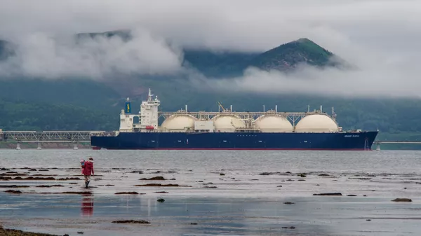 Танкер-газовоз у причала завода по производству СПГ