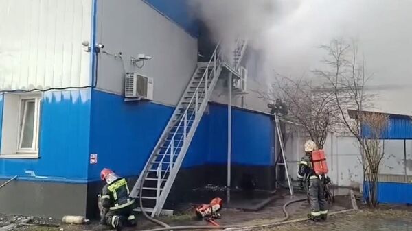 Место пожара в административном здании в Москве