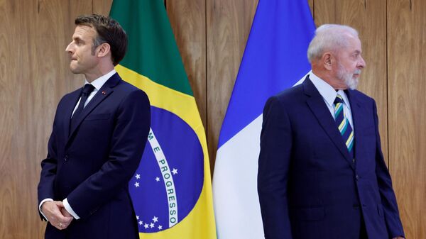Президент Франции Эммануэль Макрон и Президент Бразилии Луис Инасио Лула да Силва  о дворце Планалто в Бразилии