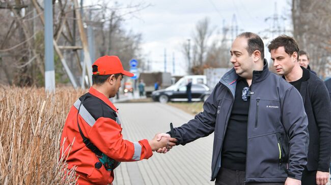 Глава Химок Дмитрий Волошин проверил работы, ведущиеся в рамках месяца чистоты и порядка в сквере имени Марии Рубцовой и парке Дубки