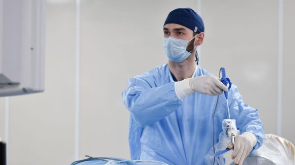 Врач-нейрохирург университетской клиники КФУ Вадим Латыпов во время операции