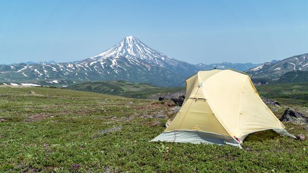 Палатка стоит рядом с вулканом Вилючинская Сопка, Камчатка