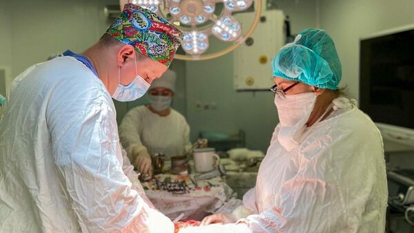 Операция по удалению опухоли весом 26 килограммов в онкологическом научно-клиническом центре имени Г. Е. Островерхова 