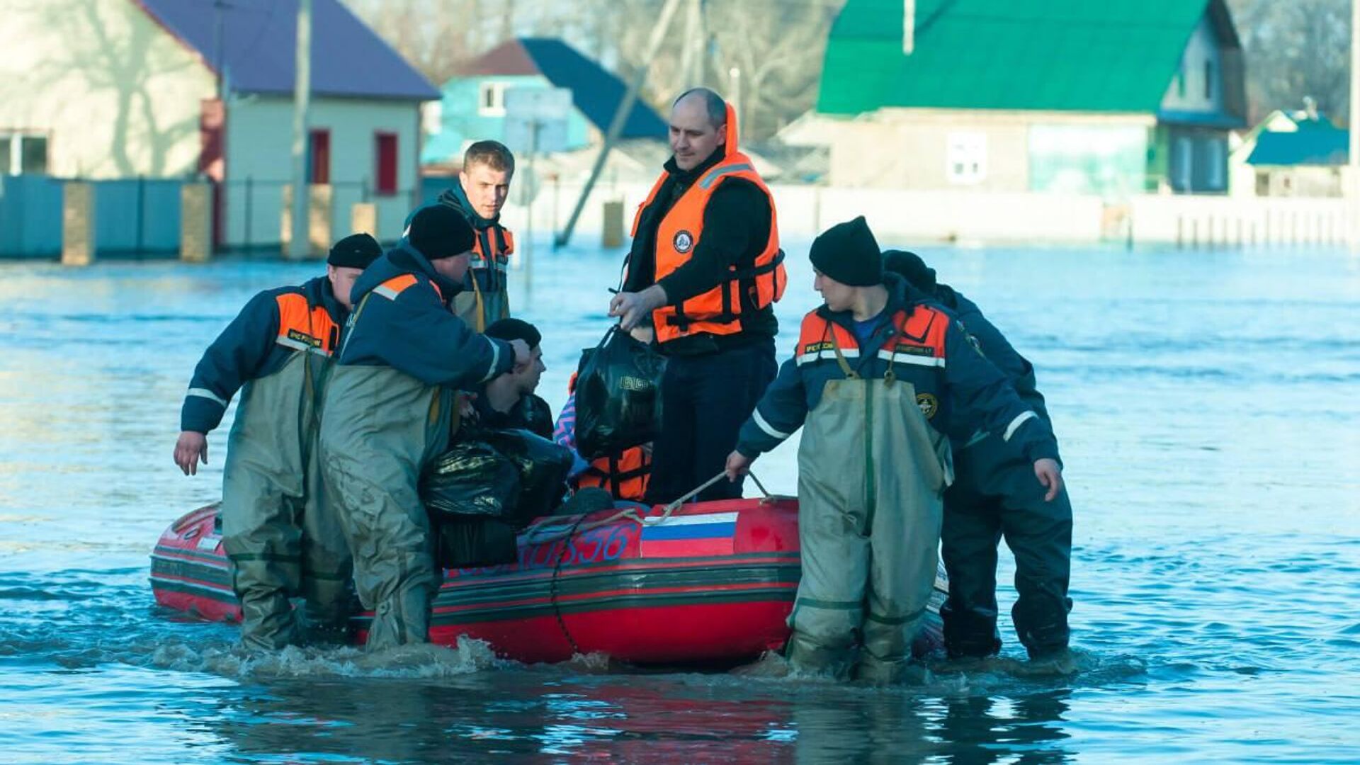 Спасатели эвакуируют пострадавших от паводка в Оренбургской области - РИА Новости, 1920, 04.04.2024
