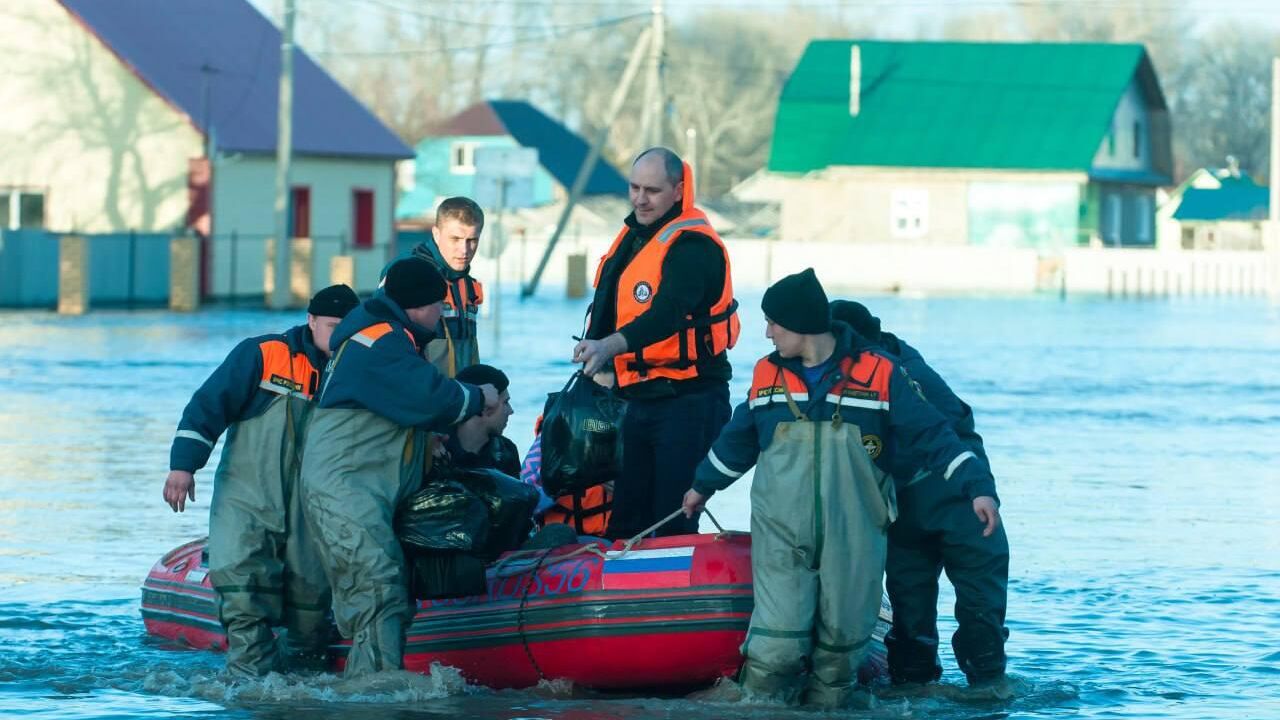 Спасатели эвакуируют пострадавших от паводка в Оренбургской области - РИА Новости, 1920, 04.04.2024