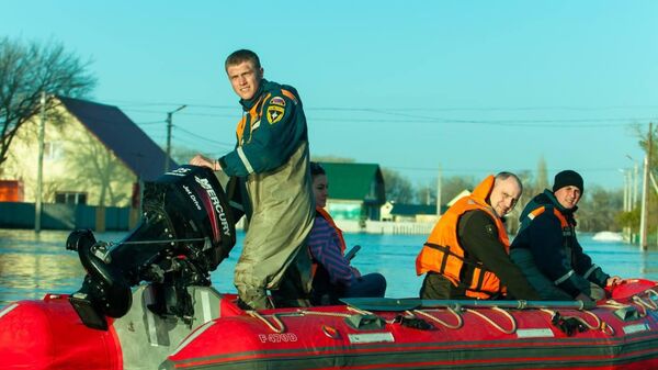 Спасатели эвакуируют пострадавших от паводка в Оренбургской области