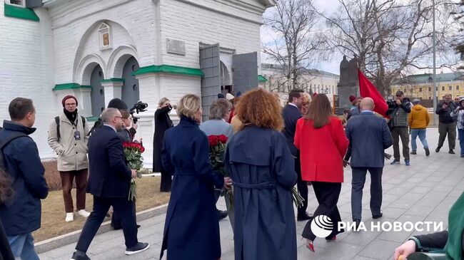 Возложение цветов к могиле Кузьмы Минина