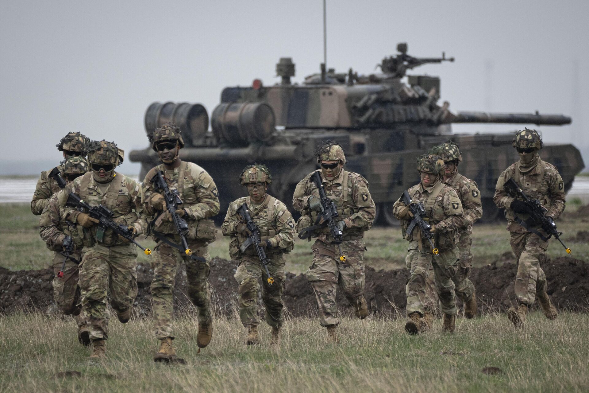 Американские военные во время учения НАТО в Румынии Американские военные во время учения НАТО в Румынии - РИА Новости, 1920, 27.05.2024