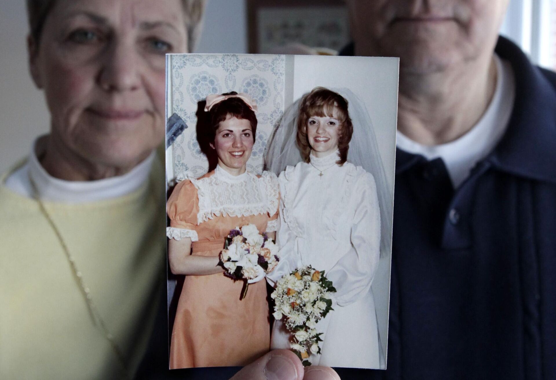 Джек Элисон и его супруга Нэнси показывают свадебный снимок, на котором Мэри Макфарлэнд изображена в качестве подружки невесты  - РИА Новости, 1920, 04.04.2024