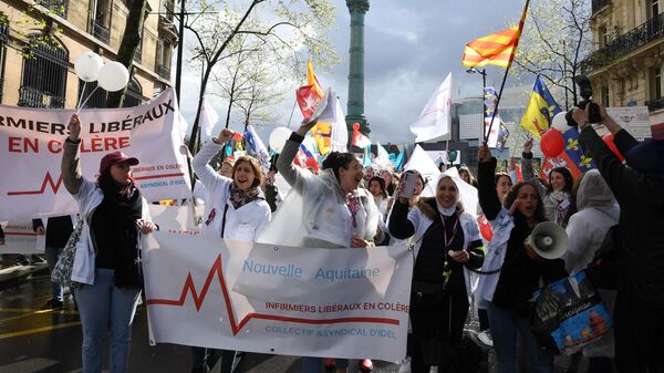 Медсестры принимают участие в демонстрации в Париже, требуя повышения зарплат