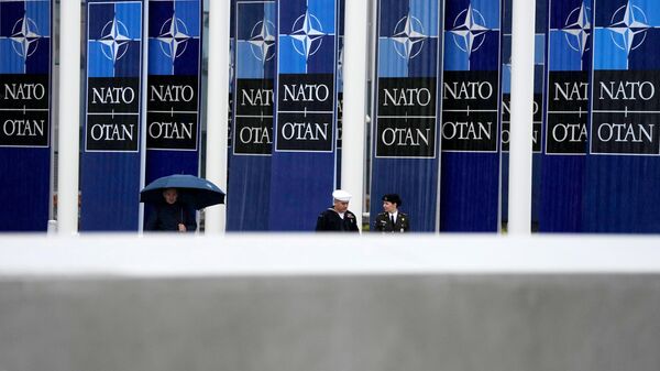 Баннеры с символикой НАТО в Брюсселе. Архивное фото