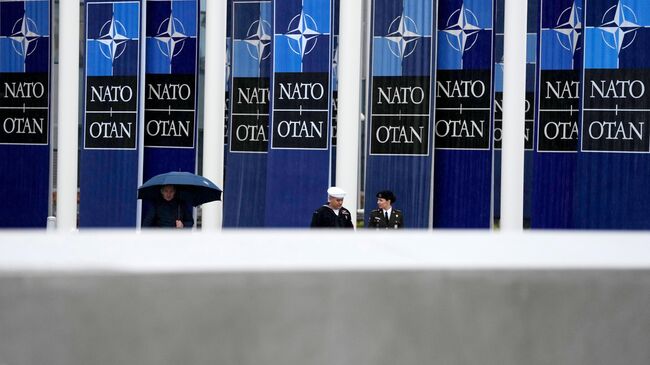 Баннеры с символикой НАТО в Брюсселе