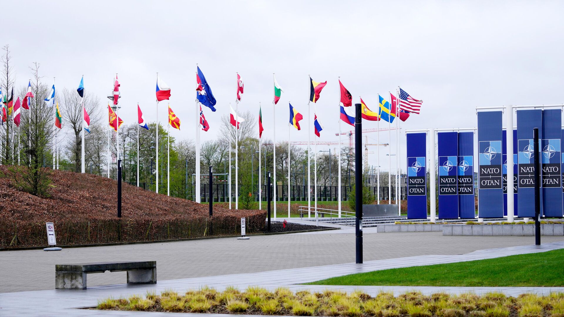Флаги стран-участниц НАТО у штаб-квартиры альянса в Брюсселе - РИА Новости, 1920, 09.05.2024