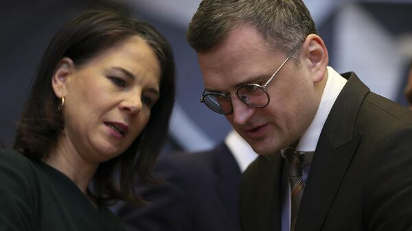 Глава МИД Германии Анналена Бербок и министр иностранных дел Украины Дмитрий Кулеба во время участия в заседании Совета НАТО-Украина