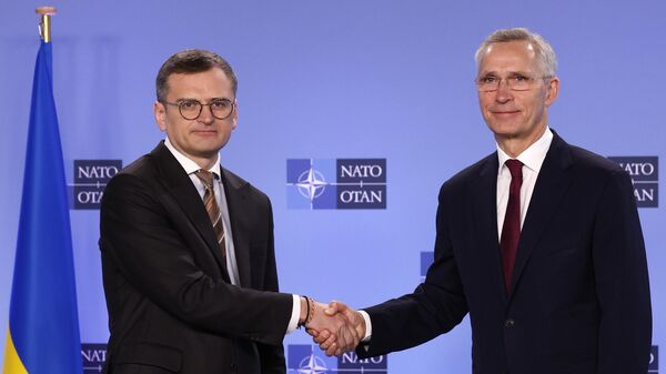 Генеральный секретарь НАТО Йенс Столтенберг и министр иностранных дел Украины Дмитрий Кулеба перед заседанием Совета НАТО-Украина