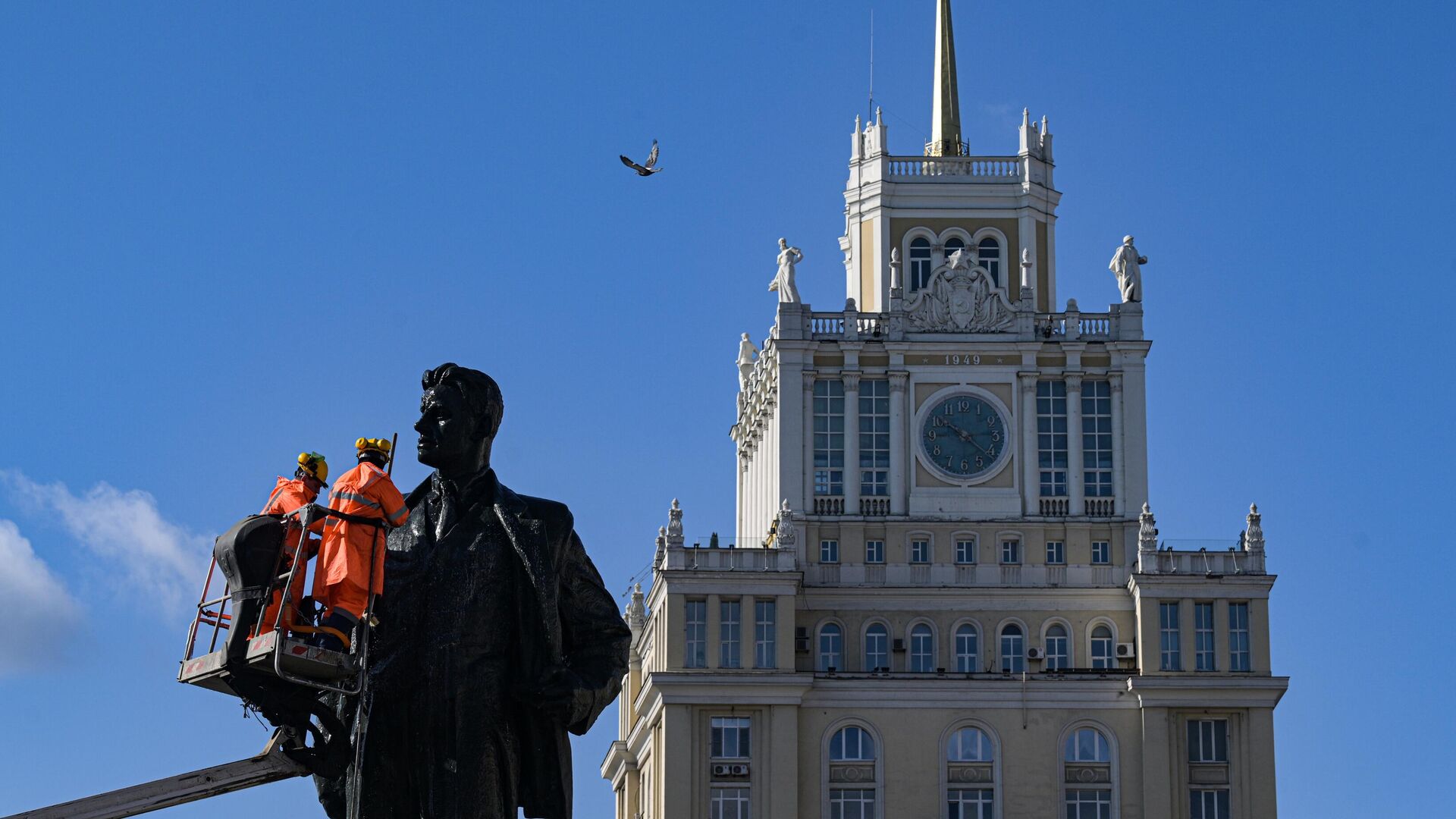 Промывка памятника В. В. Маяковскому на Триумфальной площади в Москве - РИА Новости, 1920, 21.10.2024